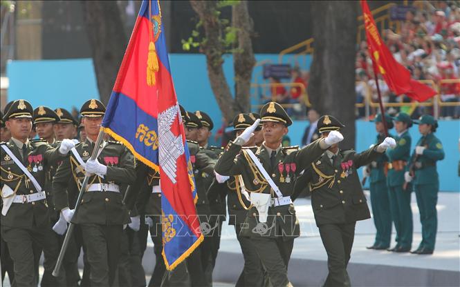 Lực lượng Quân đội Hoàng gia Campuchia tham gia Tổng duyệt kỷ niệm 50 năm Ngày Giải phóng miền Nam, thống nhất đất nước. Ảnh: Thanh Vũ-TTXVN
