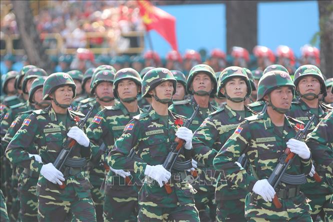 Lực lượng Quân đội Lào tham gia Tổng duyệt kỷ niệm 50 năm Ngày Giải phóng miền Nam, thống nhất đất nước. Ảnh: Thanh Vũ-TTXVN
