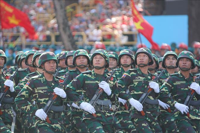 Lực lượng Quân đội Lào tham gia Tổng duyệt kỷ niệm 50 năm Ngày Giải phóng miền Nam, thống nhất đất nước. Ảnh: Thanh Vũ-TTXVN