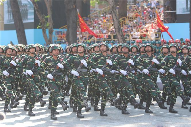 Lực lượng Quân đội Lào tham gia Tổng duyệt kỷ niệm 50 năm Ngày Giải phóng miền Nam, thống nhất đất nước. Ảnh: Thanh Vũ-TTXVN