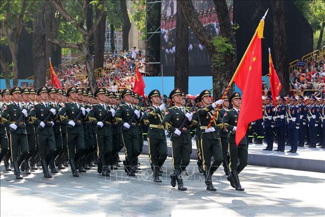 Lực lượng Quân đội Trung Quốc tham gia Tổng duyệt kỷ niệm 50 năm Ngày Giải phóng miền Nam, thống nhất đất nước. Ảnh: Thanh Vũ-TTXVN