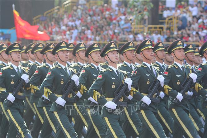 Lực lượng Quân đội Trung Quốc tham gia Tổng duyệt kỷ niệm 50 năm Ngày Giải phóng miền Nam, thống nhất đất nước. Ảnh: Thanh Vũ-TTXVN