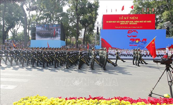 Lực lượng Quân đội Trung Quốc tham gia Tổng duyệt kỷ niệm 50 năm Ngày Giải phóng miền Nam, thống nhất đất nước. Ảnh: Thanh Vũ-TTXVN