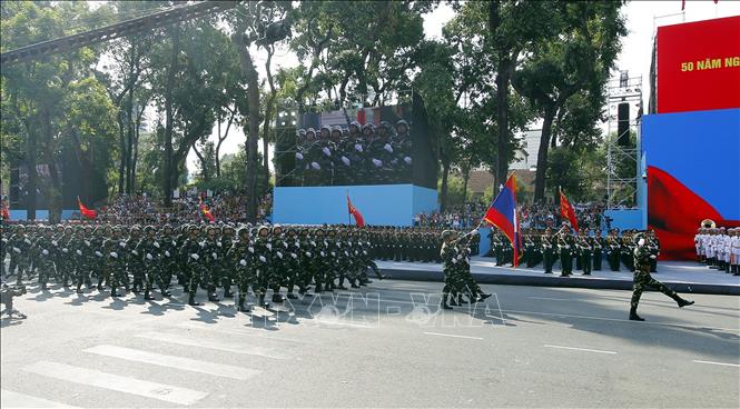 Lực lượng Quân đội Lào tham gia Tổng duyệt kỷ niệm 50 năm Ngày Giải phóng miền Nam, thống nhất đất nước. Ảnh: Thanh Vũ-TTXVN 