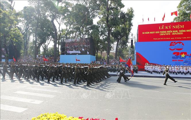 Lực lượng Quân đội Hoàng gia Campuchia tham gia Tổng duyệt kỷ niệm 50 năm Ngày Giải phóng miền Nam, thống nhất đất nước. Ảnh: Thanh Vũ-TTXVN
