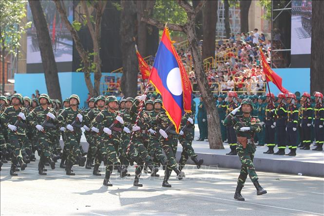 Lực lượng Quân đội Lào tham gia Tổng duyệt kỷ niệm 50 năm Ngày Giải phóng miền Nam, thống nhất đất nước. Ảnh: Thanh Vũ-TTXVN
