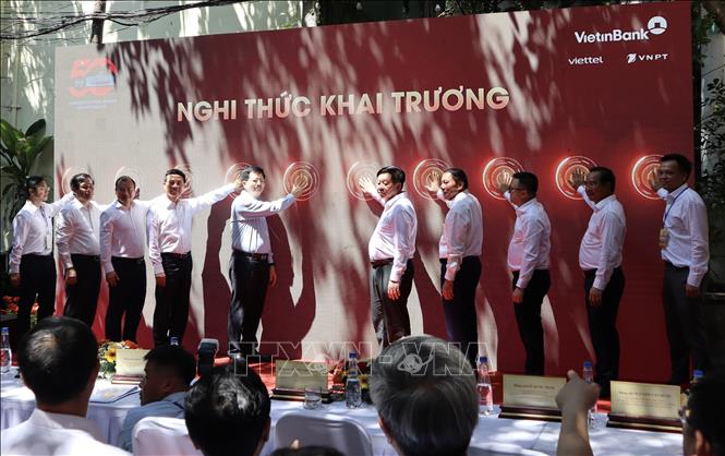 Lãnh đạo Chính phủ, Bộ ngành và TP. Hồ Chí Minh thực hiện nghi thức Khai trương Trung tâm Báo chí tuyên truyền các hoạt động Kỷ niệm 50 năm Ngày Giải phóng miền Nam, thống nhất đất nước. Ảnh: Xuân Anh - TTXVN