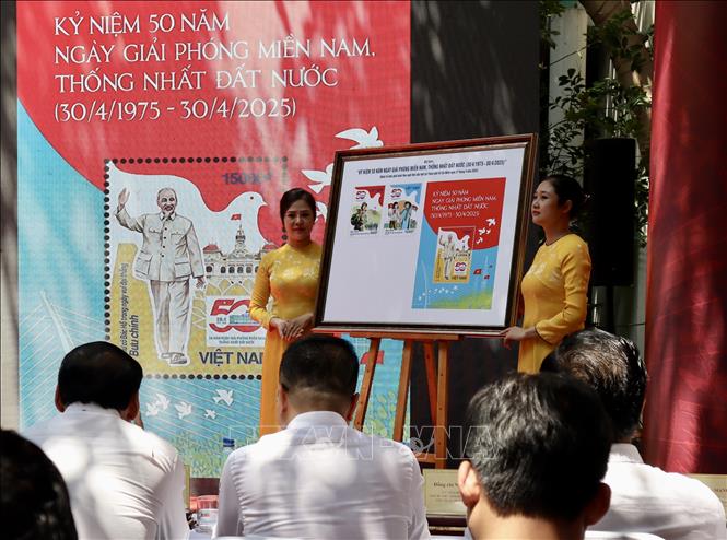 Lễ phát hành đặc biệt bộ tem bưu chính “Kỷ niệm 50 năm Ngày Giải phóng miền Nam, thống nhất đất nước (30/4/1975 - 30/4/2025)”. Ảnh: Xuân Anh - TTXVN