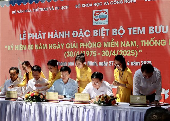 Lãnh đạo Chính phủ, Bộ ngành và TP. Hồ Chí Minh ký phát hành bộ tem bưu chính “Kỷ niệm 50 năm Ngày Giải phóng miền Nam, thống nhất đất nước (30/4/1975 - 30/4/2025)