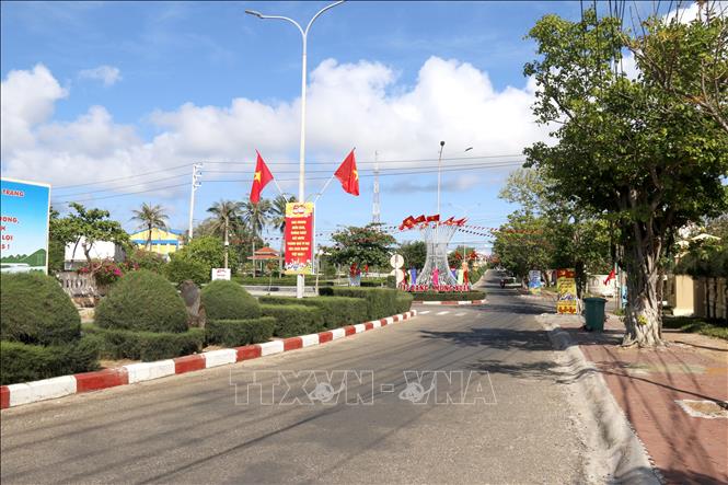 Hệ thống đường giao thông trên huyện đảo Phú Quý (Bình Thuận) được xây dựng khang trang, đáp ứng tốt nhu cầu đi lại cho bà con. Ảnh: Nguyễn Thanh - TTXVN