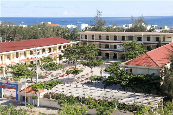 Hệ thống trường học trên huyện đảo Phú Quý (Bình Thuận) được xây dựng khang trang, đáp ứng tốt nhu cầu học tập cho con em trên đảo. Ảnh: Nguyễn Thanh - TTXVN 