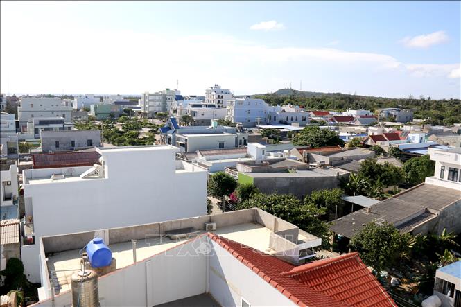 Nhà dân trên huyện đảo Phú Quý (Bình Thuận) qua 50 năm giải phóng được xây dựng khang trang, cuộc sống ấm no. Ảnh: Nguyễn Thanh - TTXVN 