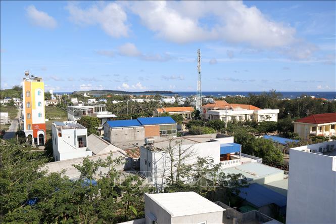 Nhà dân trên huyện đảo Phú Quý (Bình Thuận) qua 50 năm giải phóng được xây dựng khang trang, cuộc sống ấm no. Ảnh: Nguyễn Thanh - TTXVN 