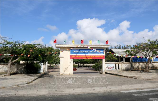 Hệ thống trường học trên huyện đảo Phú Quý (Bình Thuận) được xây dựng khang trang, đáp ứng tốt nhu cầu học tập cho con em trên đảo. Ảnh: Nguyễn Thanh - TTXVN 