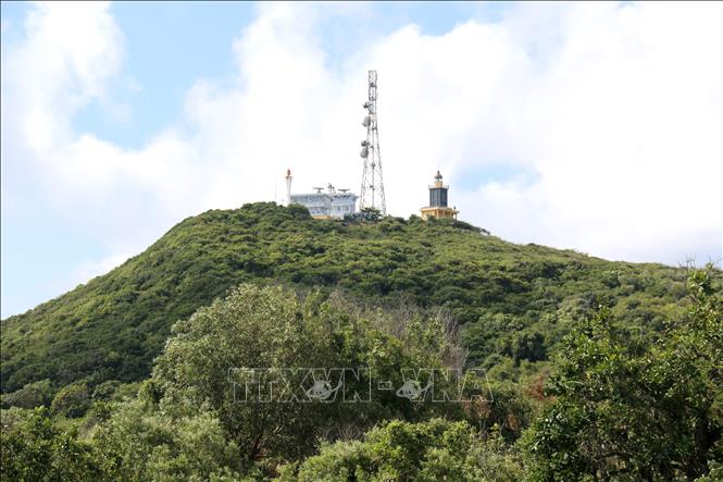 Ngọn hải đăng trên núi Cấm của huyện đảo Phú Quý (Bình Thuận) luôn soi sáng cho ngư dân trên biển an tâm đánh bắt hải sản và khẳng định chủ quyền biển đảo Tổ quốc. Ảnh: Nguyễn Thanh - TTXVN 