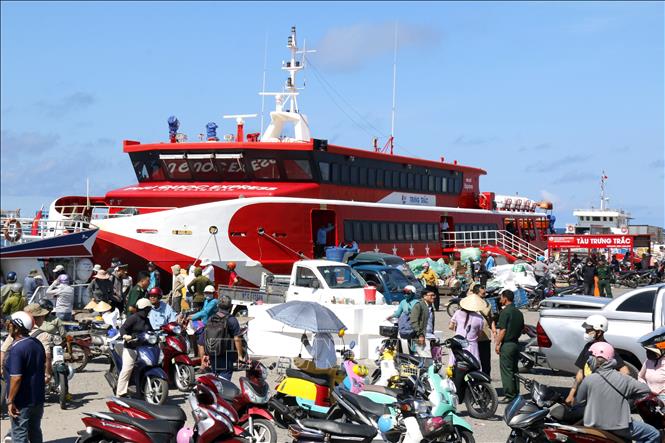 Bến cảng Phú Quý (Bình Thuận) luôn tấp nập du khách đến thamn quan, công tác. Ảnh: Nguyễn Thanh - TTXVN 