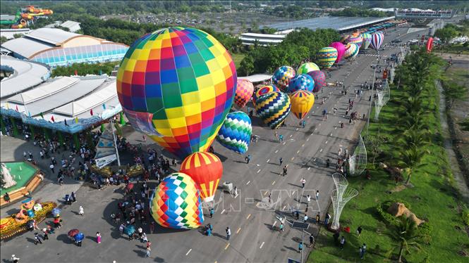 Dong Nai Pottery and Hot Air Balloon Festival is the largest hot air balloon festival ever held in Vietnam. VNA Photo: Lê Xuân