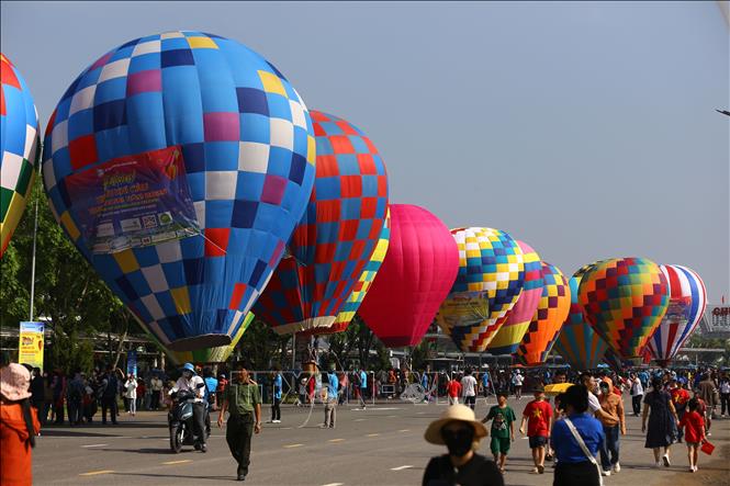 The festival attracts a large number of visitors and tourists. VNA Photo: Lê Xuân