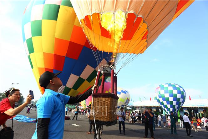 A technician inflates a hot air balloon at the festival. VNA Photo: Lê Xuân