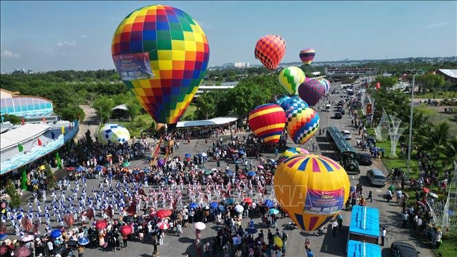 Colourful hot air balloons at the festival. VNA Photo: Lê Xuân