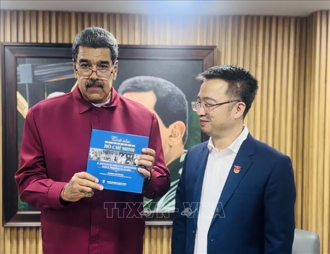 Tổng thống Venezuela Nicolas Maduro đón nhận cuốn sách 