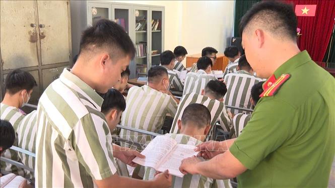 Phạm nhân được hướng dẫn các quy trình đặc xá tại Trại tạm giam số 1, Công an thành phố Hà Nội. Ảnh: TTXVN phát