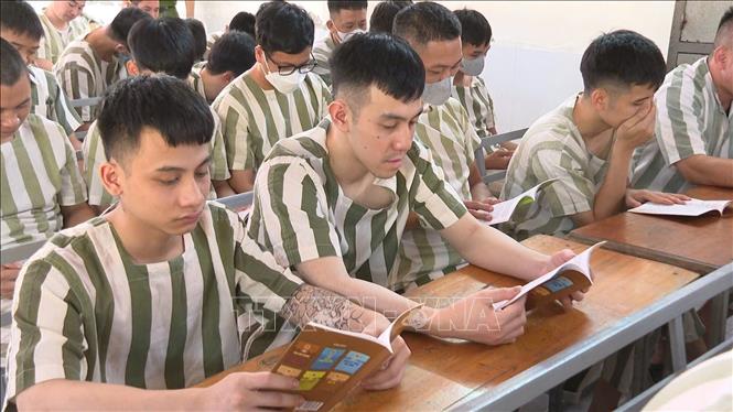 Phạm nhân tìm hiểu về quy trình đặc xá. Ảnh: TTXVN phát