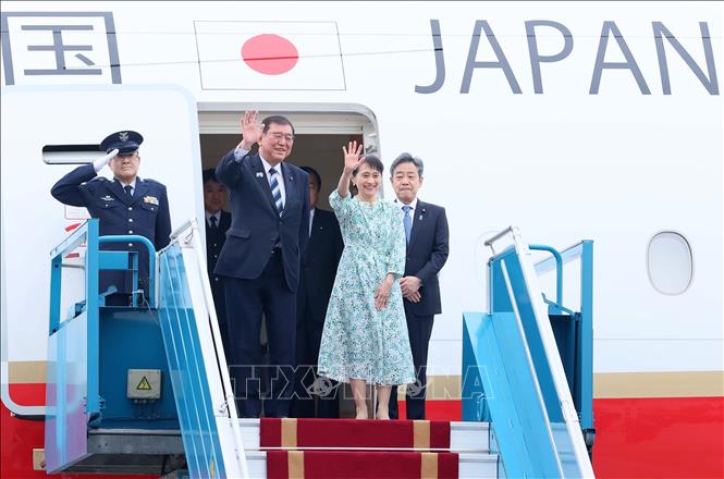 Prime Minister of Japan Ishiba Shigeru and his spouse arrive in Hanoi, Vietnam. VNA Photo: An Đăng