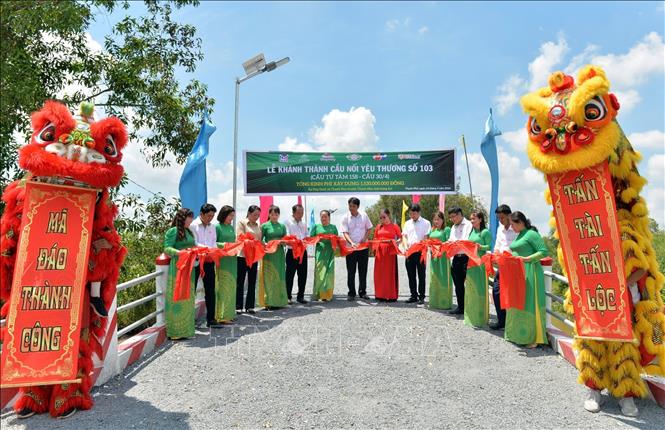 Các đại biểu thực hiện nghi thức khánh thành 