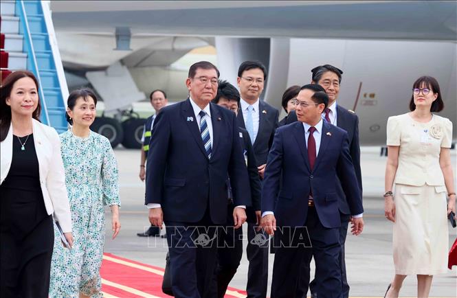Deputy Prime Minister and Minister of Foreign Affairs Bui Thanh Son welcomes Prime Minister of Japan Ishiba Shigeru and his spouse at Noi Bai international airport. VNA Photo: An Đăng