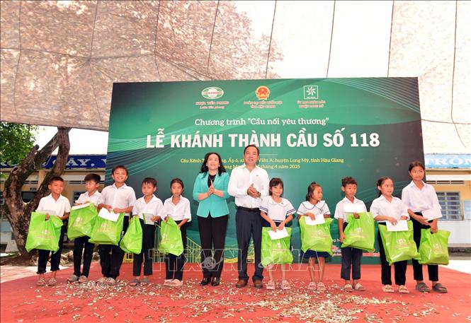 Đại diện Công ty cổ phần Nhựa Thiếu niên Tiền Phong tặng quà cho học sinh. Ảnh: TTXVN phát