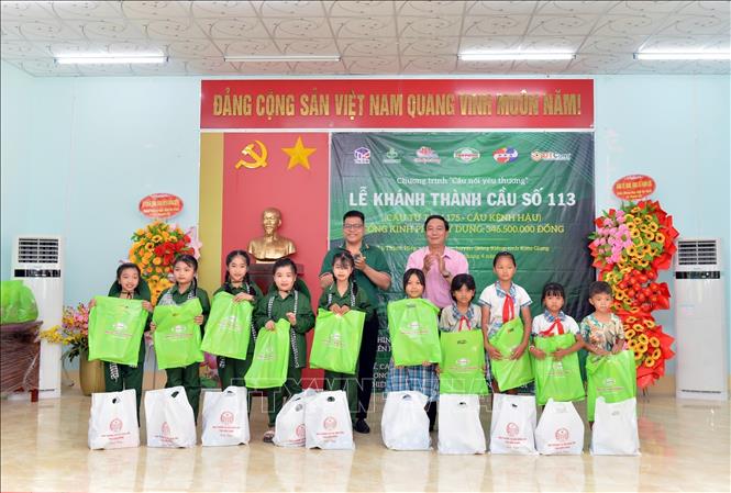 Học sinh xã Thạnh Lộc, huyện Giồng Riềng, tỉnh Kiên Giang nhận quà từ doanh nghiệp. Ảnh: TTXVN phát