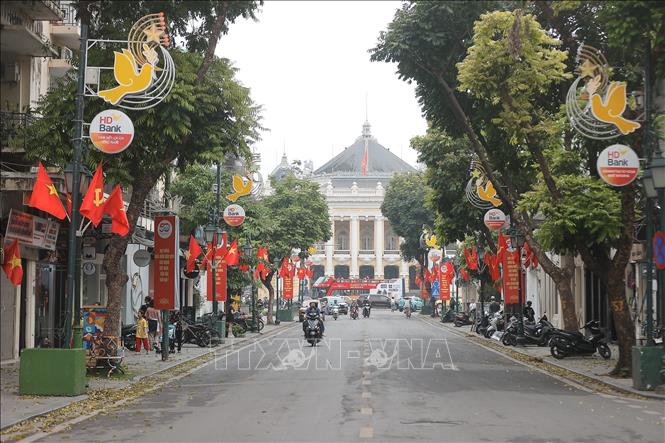 Phố Tràng Tiền được trang trí cờ hoa chào mừng Ngày thống nhất đất nước 30/4. Ảnh: Minh Quyết – TTXVN