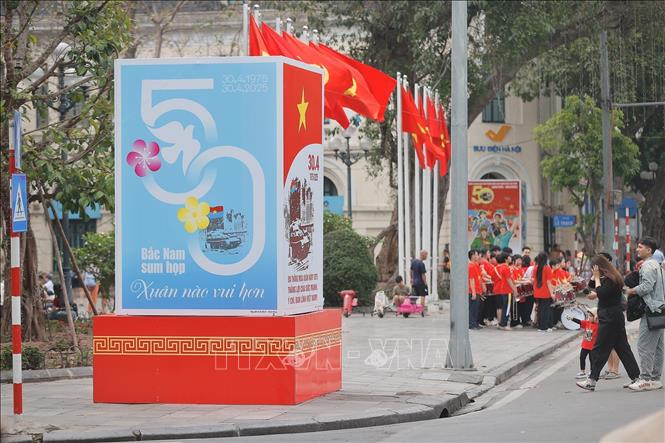 Pano, áp phích được trang trí rực rỡ trên các tuyến phố chính của Hà Nội. Ảnh: Minh Quyết – TTXVN
