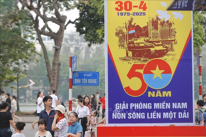 Pano, áp phích được trang trí rực rỡ trên các tuyến phố chính của Hà Nội. Ảnh: Minh Quyết – TTXVN