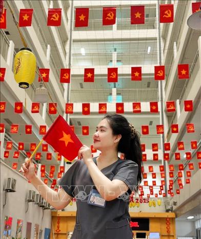 Bệnh viện Thanh Nhàn hưởng ứng treo cờ trong khuôn viên bệnh viện. Ảnh: TTXVN