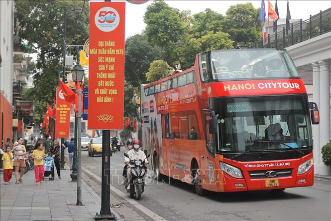 Pano, áp phích được trang trí rực rỡ trên các tuyến phố chính của Hà Nội. Ảnh: Minh Quyết – TTXVN