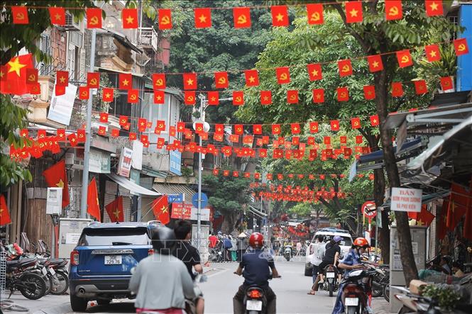 Cờ hoa trang trí rực rỡ trên các tuyến phố chính của Hà Nội. Ảnh: Minh Quyết – TTXVN