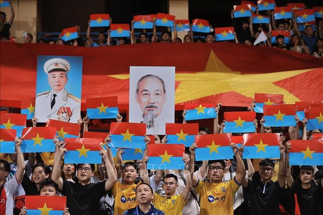 Tối 25/4/2025, các cổ động viên hưởng ứng kỷ niệm 50 năm thống nhất đất nước trên sân vận động Hàng Đẫy (Hà Nội). Ảnh: Minh Quyết – TTXVN