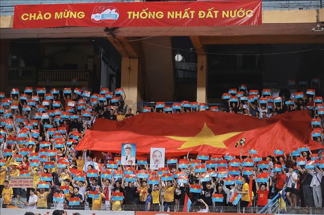 Tối 25/4/2025, các cổ động viên hưởng ứng kỷ niệm 50 năm thống nhất đất nước trên sân vận động Hàng Đẫy (Hà Nội). Ảnh: Minh Quyết – TTXVN