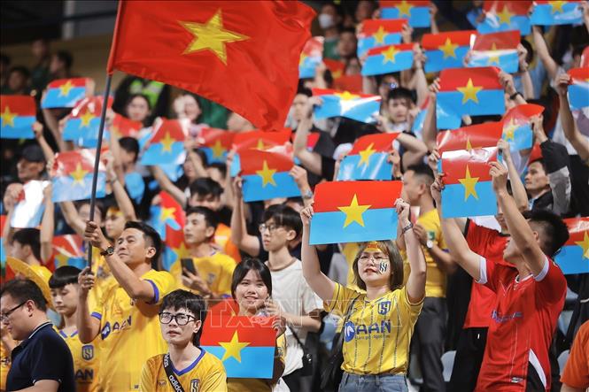 Tối 25/4/2025, các cổ động viên hưởng ứng kỷ niệm 50 năm thống nhất đất nước trên sân vận động Hàng Đẫy (Hà Nội). Ảnh: Minh Quyết – TTXVN
