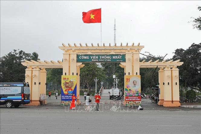 Pano, áp phích được trang trí bên ngoài cổng Công viên Thống nhất. Ảnh: Minh Quyết – TTXVN
