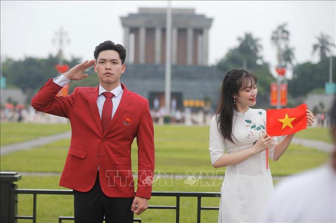 Cùng lưu lại kỷ niệm nhân dịp chào mừng Ngày thống nhất đất nước 30/4. Ảnh: Minh Quyết – TTXVN