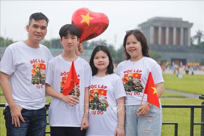 Cùng lưu lại kỷ niệm nhân dịp chào mừng Ngày thống nhất đất nước 30/4. Ảnh: Minh Quyết – TTXVN