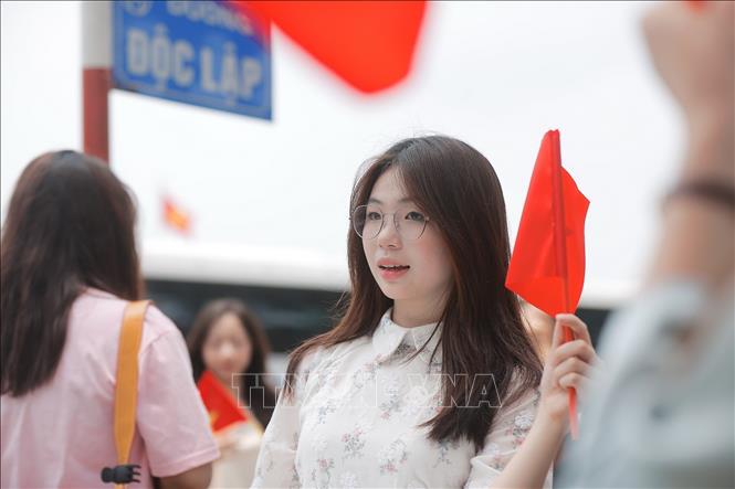Những ngày này rất đông người dân đến chụp ảnh tại khu vực Quảng trường Ba Đình. Ảnh: Minh Quyết – TTXVN