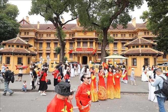 Những ngày này rất đông người dân đến chụp ảnh tại khu vực Quảng trường Ba Đình. Ảnh: Minh Quyết – TTXVN