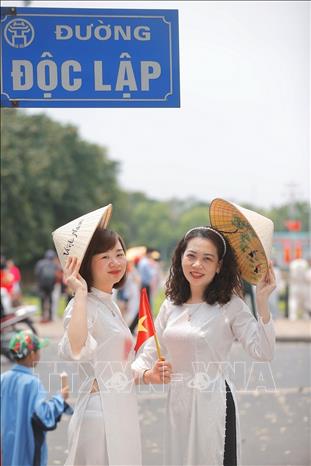 Những ngày này rất đông người dân đến chụp ảnh tại khu vực Quảng trường Ba Đình. Ảnh: Minh Quyết – TTXVN