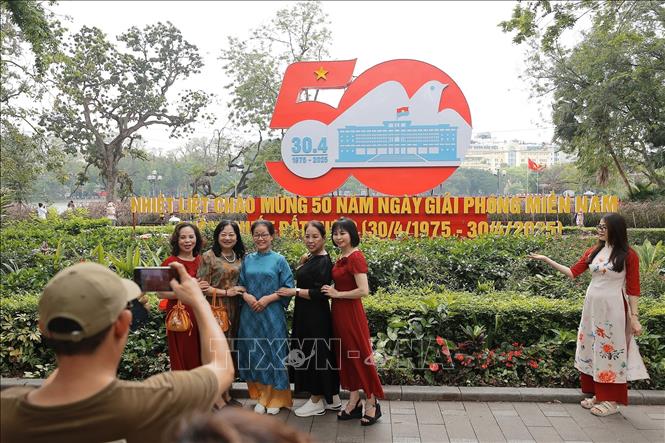 Pano, áp phích được trang trí rực rỡ trên các tuyến phố chính của Hà Nội. Ảnh: Minh Quyết – TTXVN