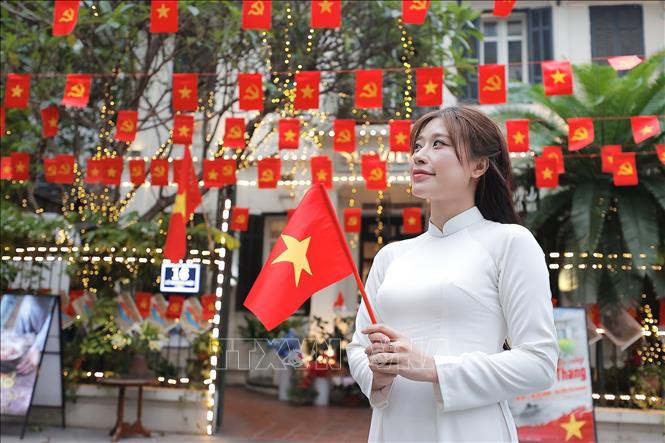 Trên các tuyến phố, nhiều nhà hàng, quán cà phê trang trí cờ hoa rực rỡ chào mừng Ngày thống nhất đất nước 30/4. Ảnh: Minh Quyết – TTXVN