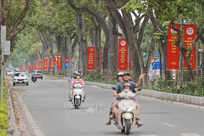 Pano, áp phích được trang trí rực rỡ trên các tuyến phố chính của Hà Nội. Ảnh: Minh Quyết – TTXVN